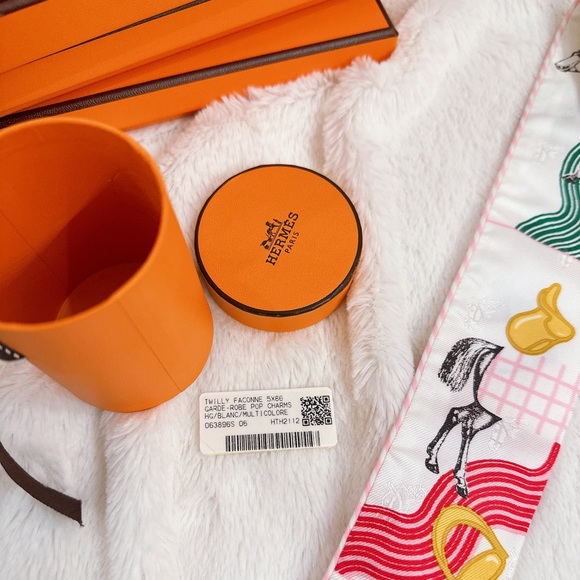 HERMES🍊 Twilly - Garde Robe Pop - Picture 2 of 6